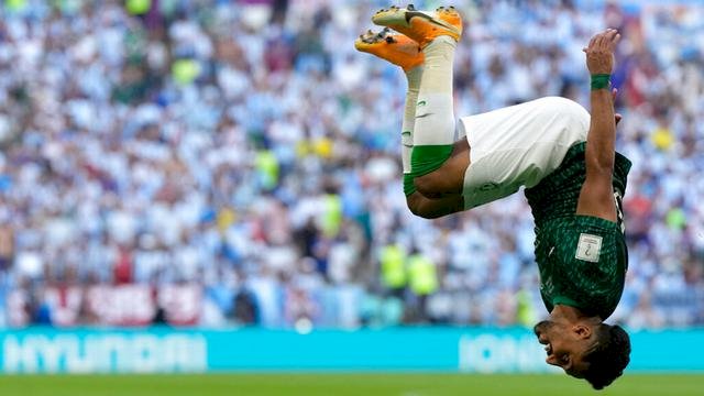 Pemain Arab Saudi Salem Al-Dawsari melakukan selebrasi usai mencetak gol ke gawang Argentina pada pertandingan sepak bola Grup C Piala Dunia 2022 di Stadion Lusail, Lusail, Qatar, Selasa (22/11/2022). Foto: ist