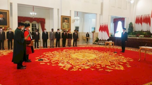 Jokowi Resmi Lantik Guntur Hamzah Sebagai Hakim MK Gantikan Aswanto