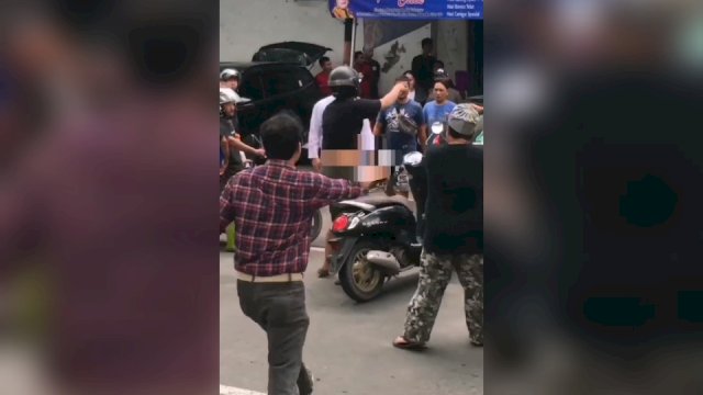 Sejumlah warga yang berupaya melerai duel antara pria di tengah jalan/Ist