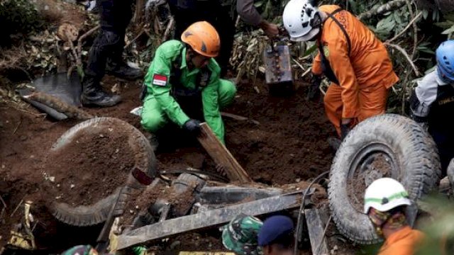 Tim gabungan melakukan pencarian korban gempa Cianjur di kawasan Cugenang yang longsor, Kabupaten Cianjur, Jawa Barat, Selasa (22/11/2022). Foto: dok liputan6.com