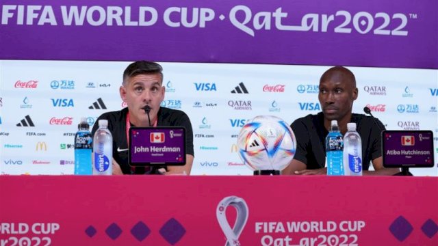 Pelatih timnas Kanada Herdman (kiri) dan salah satu pemainnya, Atiba Hutchinson memberikan keterangan pers jelang laga melawan Belgia di Piala Dunia 2022, Kamis (24/11/2022) pukul 02.00 WIB. Foto: ist