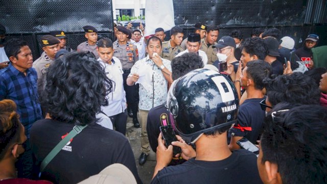 Massa GMS melakukan aksi di depan Kantor DPRD Sulsel. Foto: dok