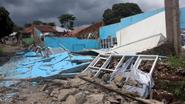 Kondisi bangunan yang runtuh akibat gempa di Kabupaten Cianjur, Jawa Barat, Rabu (23/11). (foto:BNPB)