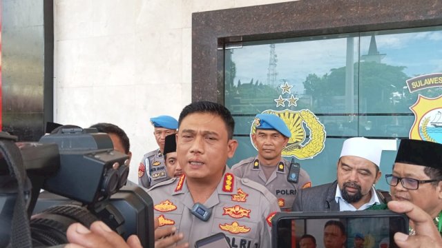Kapolrestabes Makassar, Kombes Pol Budhi Haryanto saat diwawancarai usai pertemuan dengan sejumlah Forkopimda Kota Makassar dan tokoh agama (Portal Media/Reza)