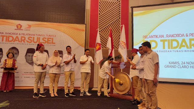 Pembukaan Pelantikan sekaligus Rakorda, dan Pelatihan Tunas l dan ll Tidar Sulsel oleh Waketum DPP Gerindra, Rahayu Saraswati Djojohadikusumo dengan pemukulan Gon di Shandeq C Hotel Claro Makassar, Kamis (24/11/2022)(Portal Media/Irham) 
