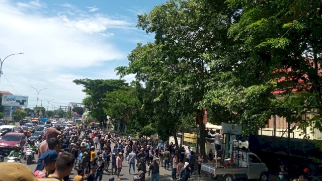 Massa aksi AMS memenuhi halaman kantor DPRD Sulsel, Kamis (24/11/2022). Foto: dok