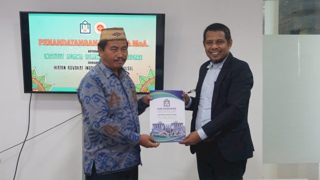 Ketua DPD IKADIN Sulsel Abdul Kadir Wokanubun berfoto bersama dengan Rektor UIN Parepare Dr Hannanni M Ag. Foto: dok