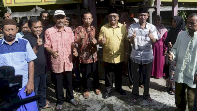 IAS saat menyambangi warga di Bontosikuyu, Selayar. Foto: dok