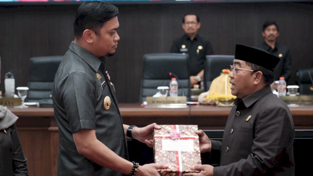 Bupati Gowa, Adnan Purichta Ichsan saat menyerahkan Nota Keuangan dan Ranperda APBD Kabupaten Gowa Tahun Anggaran 2023 kepada DPRD Gowa/IST
