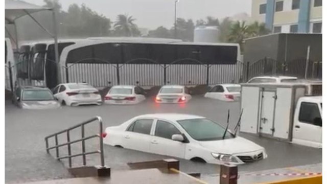 Jeddah Banjir Parah, Penerbangan Ditunda Hingga Sekolah Ditutup