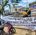 Warga Bentangkan Spanduk Protes, Revitalisasi Jalan Antang Dinilai Lamban