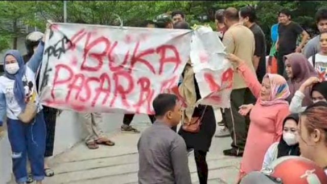 Aksi demo yang dilakukan sejumlah pedagang dimana mayoritas merupakan emak-emak (Portal Media/Reza)