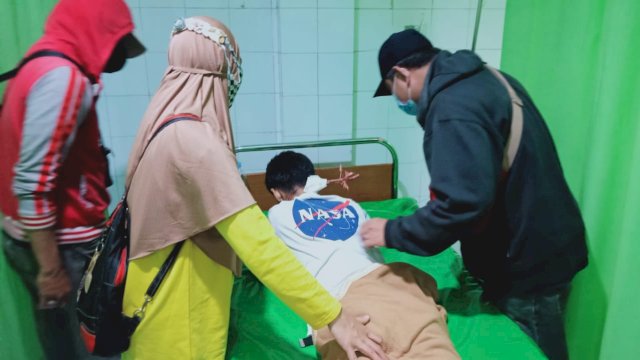 Kondisi Muh Farel saat berada di RS usai dipanah oleh OTK saat melintas hendak pulang kerumah, anak panah busur masih menancap di leher. (Ist)