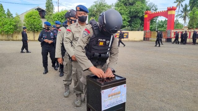 Satbrimob Polda Sulsel Batalyon C Pelopor menggalang donasi di kalangan anggota Sabtu 26 November 2022/Ist