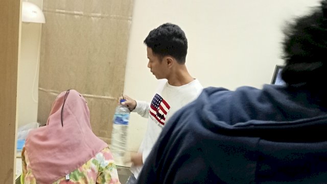 Pasangan bukan suami istri yang dipergoki petugas gabungan dalam kamar di sebuah indekos di Kawasan Kecamatan Rappocini, Kota Makassar. (Reza/portalmedia)