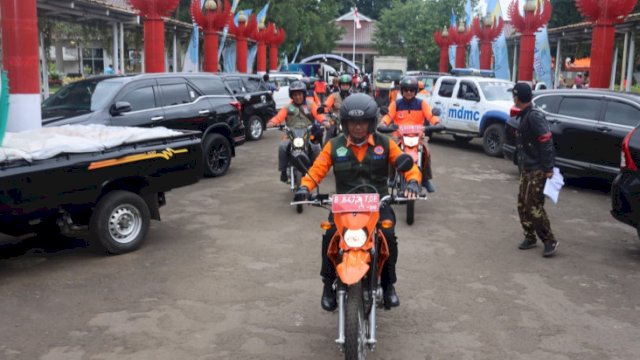 Kepala BNPB Letjen TNI Suharyanto memimpin tim pendistribusian logistik ke wilayah terdampak gempa di Kabupaten Cianjur, Jawa Barat pada Sabtu (26/11). (BNPB/)