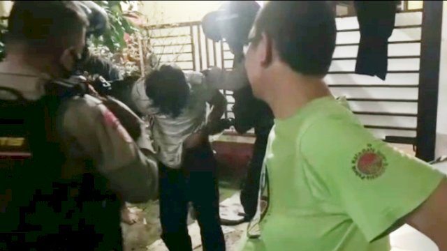 Polisi yang mengamankan pria cabul dari amukan warga di Jalan BTN Minasaupa, Makassar (Ist/reza/PM)