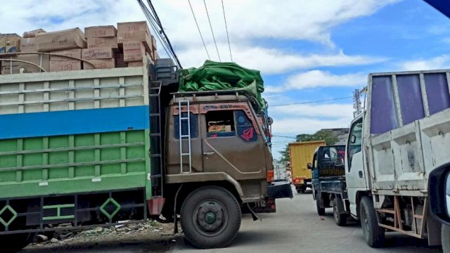Aktivitas gudang yang beroperasi di kawasan Tallo menyebabkan kemacetan panjang Senin (28/11/2020). Foto: Portalmedia.id/Rahma