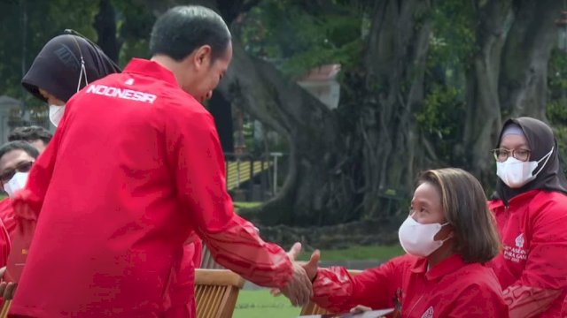 Presiden Jokowi memberikan bonus dan apresiasi kepada para atlet ASEAN Paragames XI Surakarta Tahun 2022, di halaman depan Istana Merdeka, Jakarta, Senin, 28 November 2022