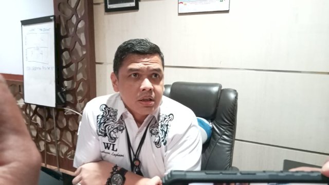 Kasatreskrim Polrestabes Makassar, AKBP Reonald TS Simanjuntak saat diwawancarai di ruang kerjanya. (Portal Media/Reza)