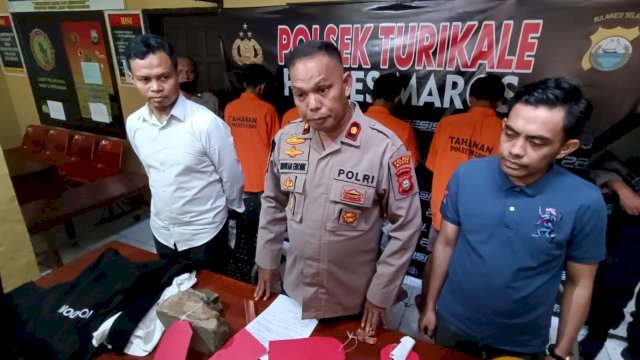 Polisi saat ekspose pengungkapan kasus penyerangan masjid Al Markas Maros. Foto: ist