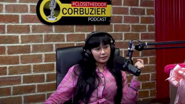 Denise Chariesta di podcast Close The Door