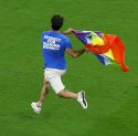 Suporter Nekat Bawa Bendera Pelangi di Laga Portugal Vs Uruguay dalam Lapangan