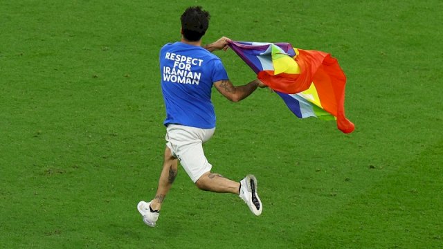 Suporter Nekat Bawa Bendera Pelangi di Laga Portugal Vs Uruguay dalam Lapangan