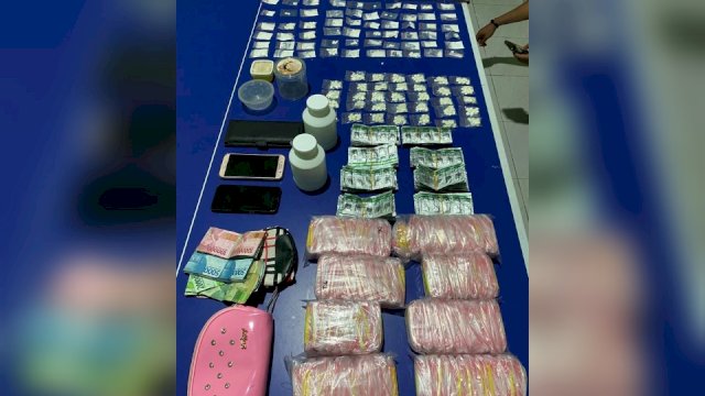 Barang bukti ribuan obat Daftar G yang diamankan dari tangan seorang IRT di Makassar (ist)