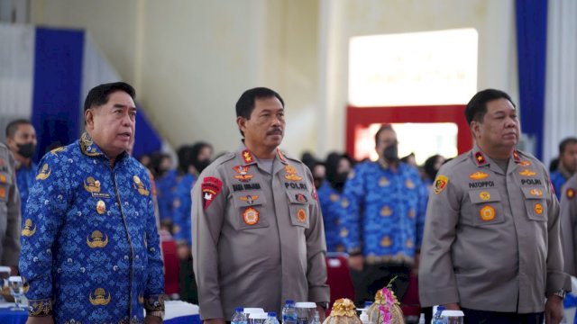 Sekprov Sulsel Abdul Hayat Gani, hadir dalam Rapat Kerja Teknis Satgas Saber Pungli se-Sulsel 2022, di Hotel Gammara, Makassar, Selasa (29/11/2022). Foto: dok