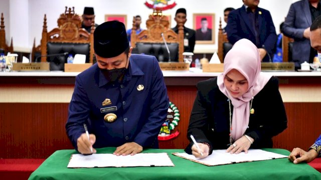 Ketua DPRD dan Gubernur Sulsel Teken Persetujuan APBD Pokok TA 2023