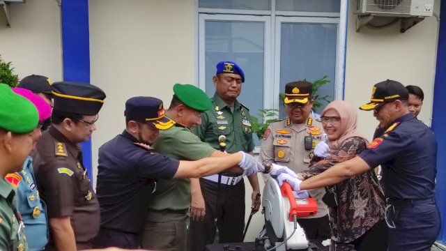 Pemusnahan secara simbolis tangkapan barang ilegal oleh Kantor Bea Cukai Sulsel (Portal Media/Al Fath)