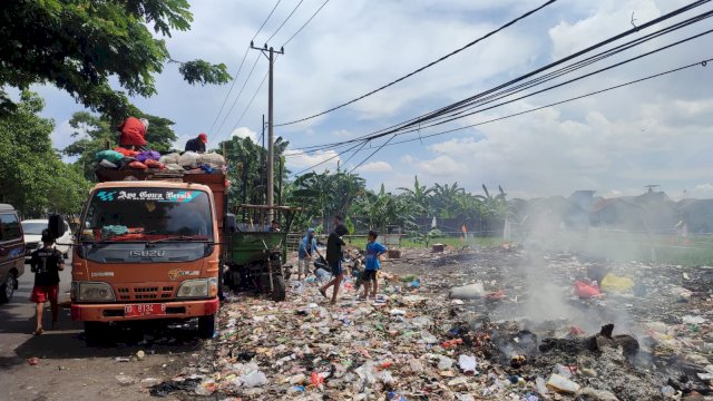 Tumpukan sampah yang berceceran di bahu Jalan Tun Abdul Rasak Samata Gowa(Portal Media/Irham)
