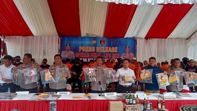 Kapolda Sulsel, Irjen Nana Sudjana bersama para pejabat utama Polda Sulsel saat ekspose hasil Operasi Pekat Lipu 2022 . (Portal Media/Reza)