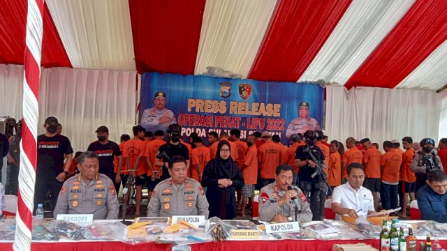 Kapolda Sulsel, Irjen Nana Sudjana bersama para pejabat utama Polda Sulsel saat ekspose hasil Operasi Pekat Lipu 2022 . (Portal Media/Reza)