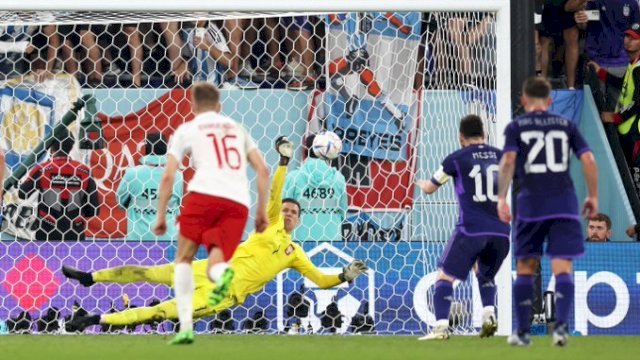 Kiper Polandia, Wojciech Szczesny sukses menghalau bola pinalti dari Lionel Messi  