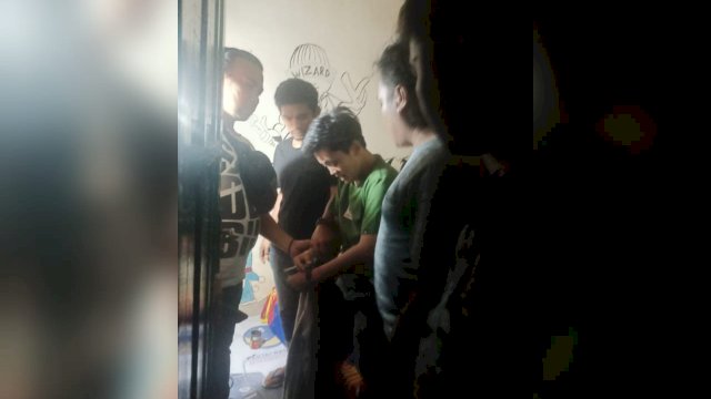 Terduga pelaku (baju hijau) yang diamankan polisi di tempat persembunyiannya di Kabupaten Sinjai, Sulsel (ist)