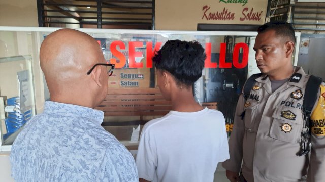 Pelaku (tengah) saat ditanyai polisi (ist)
