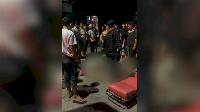 Warga dan polisi saat mengevakuasi jasad korban usai tertabrak mobil. (Ist)
