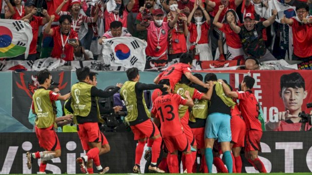 Timnas Korea Selatan (Korsel) merayakan kemenangan 2-1 atas Portugal pada laga terakhir Grup H Piala Dunia 2022. 