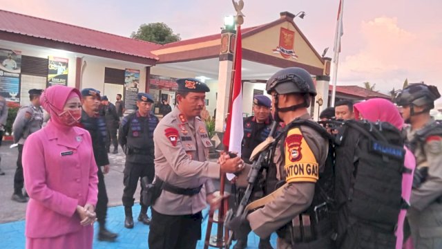 Pelepasan personel di Lapangan upacara Mako Brimob Polda Sulsel, Sabtu (3/12/2022) sore (Portal Media/Reza)
