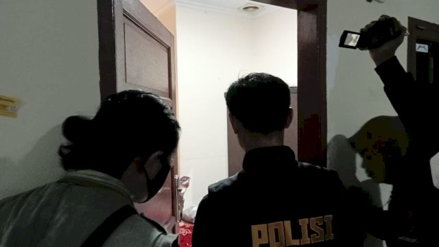 Salah satu oknum mahasis yang kedapatan petugas tengah berduaan dalam kamar dengan wanita dan berupaya memberikan alasan agar tidak digiring ke Kantor polisi (Reza/portalmedia)