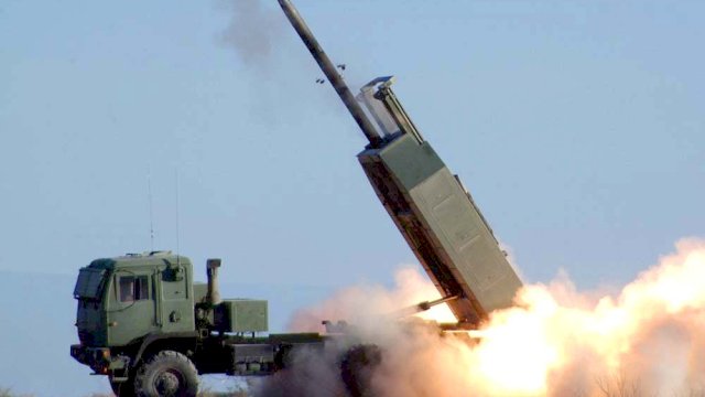 Sistem Roket Artileri Mobilitas Tinggi (HIMARS) buatan AS
