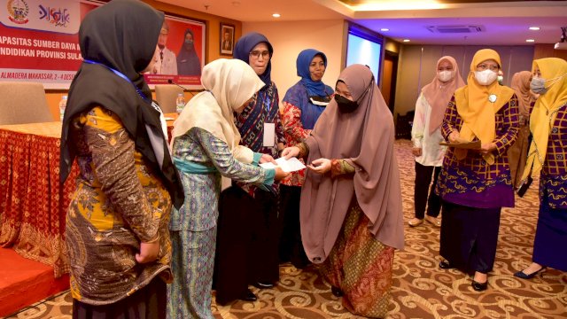 Bunda PAUD Sulsel, Naoemi Octarina, mendorong peningkatan kapasitas guru PAUD, agar bisa menciptakan Sumber Daya Manusia (SDM) yang berkualitas dan berakhlak mulia.