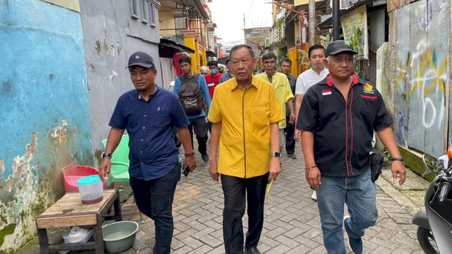 Anggota Komisi V DPR RI, Hamka B Kady, turun langsung meninjau pelaksanaan proyek Program Kotaku, di Kelurahan Barana dan Maccini Gusung, Minggu, 4 Desember 2022.