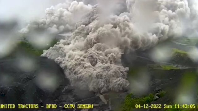 Semeru Siaga: Erupsi Beruntun Sabtu Pagi, Awan Panas Meluncur 6 Km
