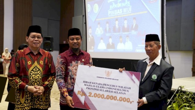 Gubernur Sulsel Andi Sudirman Sulaiman menyerahkan secara simbolis dana hibah kepada Ketua MUI Sulsel Prof Dr Najamuddin.