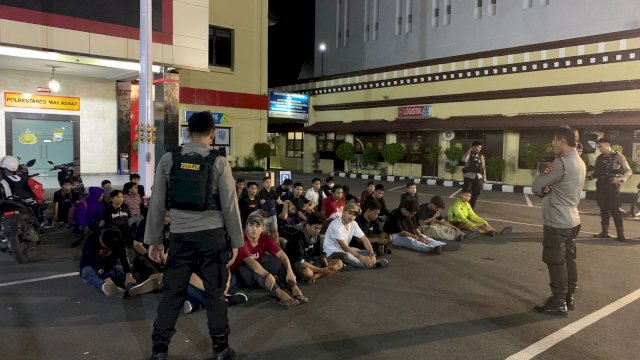 Puluhan remaja terjaring balap liar saat diamankan di Polrestabes Makassar/IST