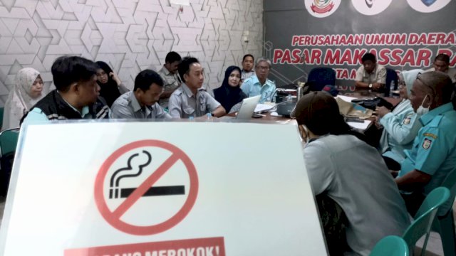 Direktur Umum Perumda Pasar Karya, Muhajir saat menggelar rapat monitoring dan evaluasi, Senin (05/12/2022)/IST