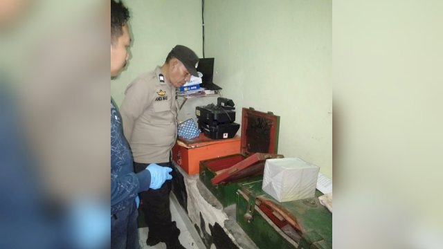 Polisi saat melakukan penyelidikan di kantor Pos usai dibobol maling (ist)